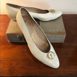 Vintage Salvatore Ferragamo ivory pumps